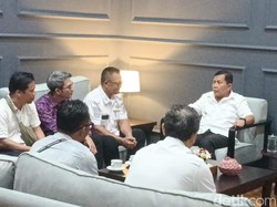 Perangkat Desa Bukti Datangi Bupati Buleleng Tuntut Perbaikan Jalan