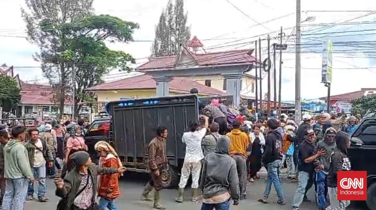 Massa Lempari Mapolres Dairi Pakai Batu-Botol Kaca, 10 Polisi Terluka