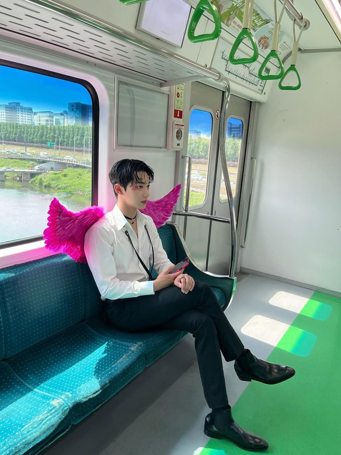 Selalu dicintai dan dikagumi oleh orang-orang sekitar sejak kecil membuat Nam Ki Jeong memiliki jiwa narsis, namun kepercayaan dirinya lenyap ketika rasa ketertarikan pada anggota baru klub melukis milik sang kakak diabaikan./ Foto: instagram.com/aim0__2