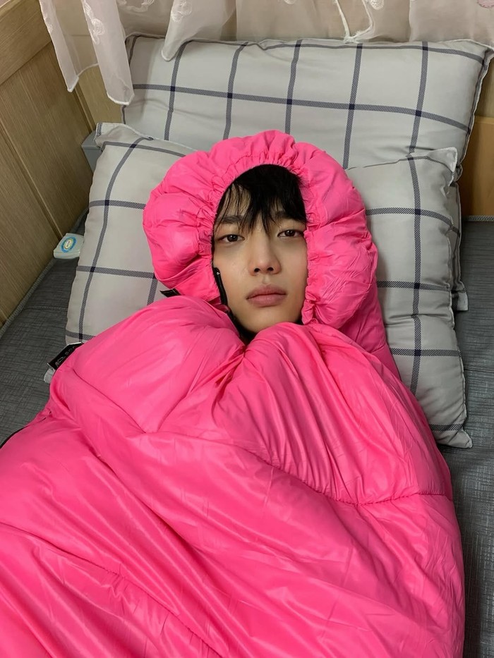 Setiap merasa gelisah termasuk ketika perasaan cintanya ditolak, Nam Ki Jeong akan mengurung diri di sleeping bag bewarna pink pemberian dari ayah ketika baru masuk SMP dan kakaknya sering menyebut Ki Jeong seperti kepompong./ Foto: instagram.com/aim0__2