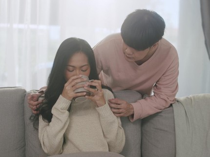 8 Cara Ayah Bantu Bunda Redakan Gejala Morning Sickness di Awal Kehamilan