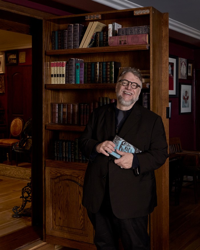 Sutradara peraih Oscar, Guillermo Del Toro ini sukses mengadaptasi novel klasik Frankenstein menjadi film. Di Frankenstein (2025), Del Toro kembali menggunakan unsur fantasi, horor, dan pergolakan emosi manusia yang intens yang selalu jadi ciri khas dari filmya./ Foto: Netflix.com