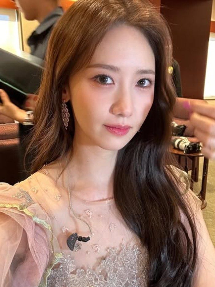 Untuk mendapatkan kulit halus dan glowing, bintang Bon Appetit, Your Majesty ini rutin melakukan eksfoliasi sebagai bagian dari rutinitas perawatan kulitnya.