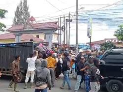 Sekelompok Massa Lempari Batu-Botol ke Polres Dairi, Polisi Letuskan Tembakan