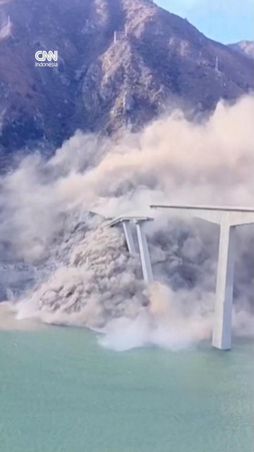 Detik-detik Jembatan di China Roboh setelah Diresmikan Awal Tahun