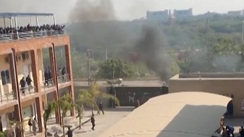 Penampakan Asap Akibat Bom Bunuh Diri di Pakistan