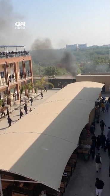 Penampakan Asap Akibat Bom Bunuh Diri di Pakistan