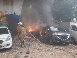 3 Mobil Terbakar di Jakpus Dipicu Gas Bocor Tersulut Rokok, 1 Orang Luka