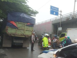 Truk Muatan Tanah Pecah Ban di Jl Letjen S Parman Arah Slipi, Lalin Macet