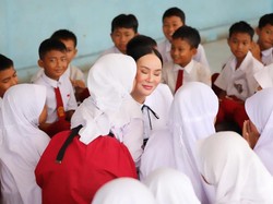 Li Claudia Ajak Warga Bergotong Royong Dukung Pendidikan Layak bagi Anak Batam