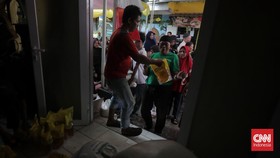 FOTO: Warga Serbu Penyaluran Bantuan Pangan Pemerintah