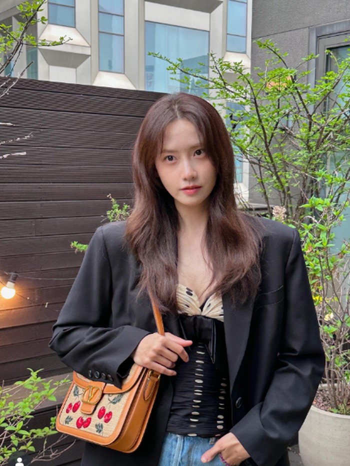 Bagi Yoona, tahap membersihkan wajah yang tepat adalah yang paling penting. Teknik double cleansing menjadi andalan di Korea Selatan dan telah menjadi bagian tak terpisahkan dari rutinitas K-beauty yang banyak diikuti oleh para bintang K-Pop dan K-Drama.