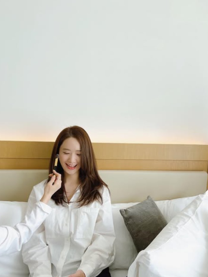 Salah satu produk wajib dalam rutinitas malam Yoona adalah Estee Lauder Advanced Night Repair Serum. Ia mengaplikasikan serum ini sebelum tidur, lalu memijatnya perlahan agar bisa meresap dengan sempurna ke dalam kulit.