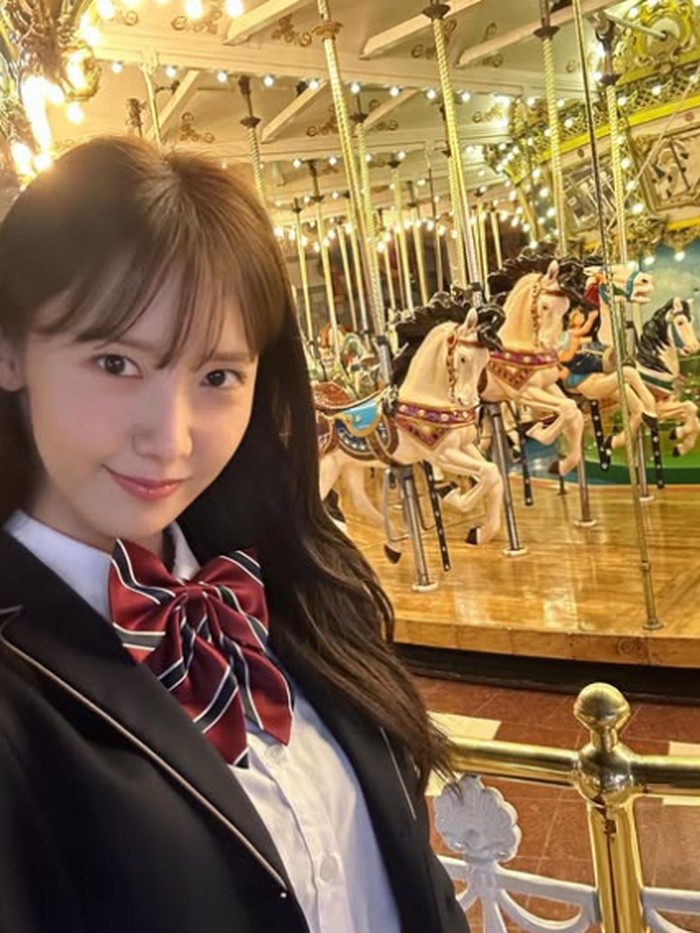 Yoona sering mendapat pujian karena kulitnya tampak lembap dan sehat. Menurutnya, hidrasi merupakan kunci utama untuk menjaga kulit tetap kenyal, halus, dan awet muda, sehingga langkah ini menjadi prioritas dalam perawatan kulitnya.