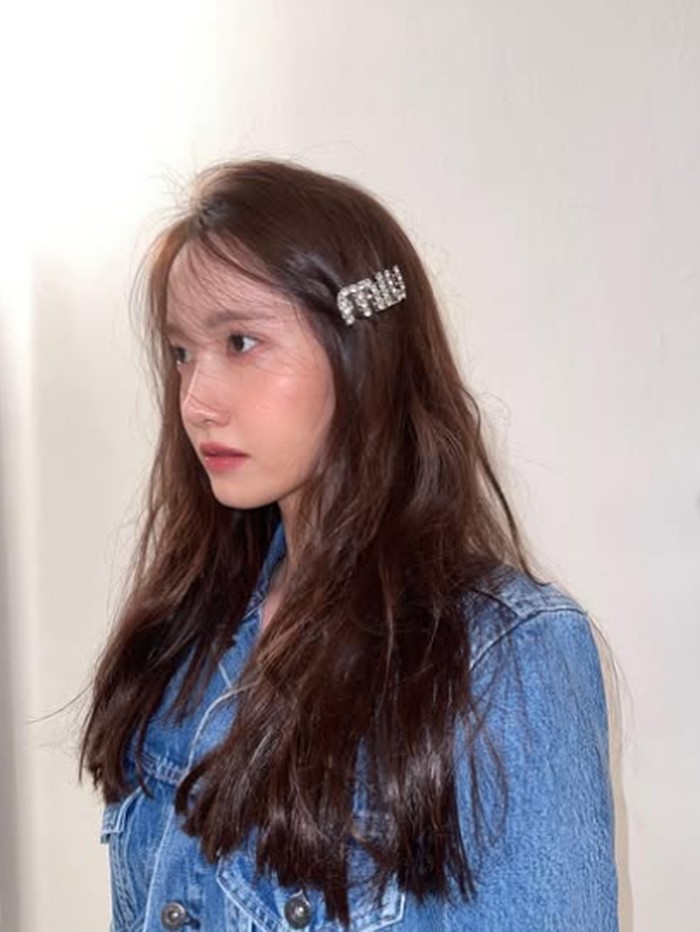 Yoona selalu mengandalkan penggunaan SPF sebelum mengaplikasikan makeup, karena langkah ini membantu menjaga kulit tetap awat muda, mencegah sunburn, penuaan dini, flek hitam, sekaligus menurunkan risiko kanker kulit.