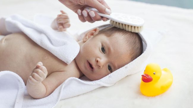 5 Penyebab Rambut Bayi Baru Lahir Rontok dan Cara Mengatasinya