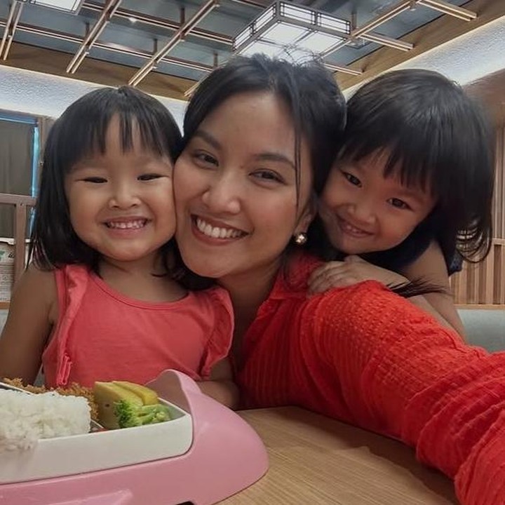 <p>Tak hanya itu, Zivanna juga menuliskan pesan manis yang disertai dengan doa terbaik untuk kedua putrinya. "Selamat ulang tahun ke-4duo cimols Kimora &amp; Kanaya yang udah semakin memanjang dan meninggi, semua doa terbaik untuk kalian berdua, yang bikin hidupku ramai sejak 2021. kembar pelawak yang entah bakat srimulat nya turun darimana. cinta kamu selamanya&nbsp;bayi kembalkuu, terima kasih telah memilihku sebagai Bundamu," tulis Zivanna melalui Instagramnya. (Foto: Instagram @zivannaletisha)</p>