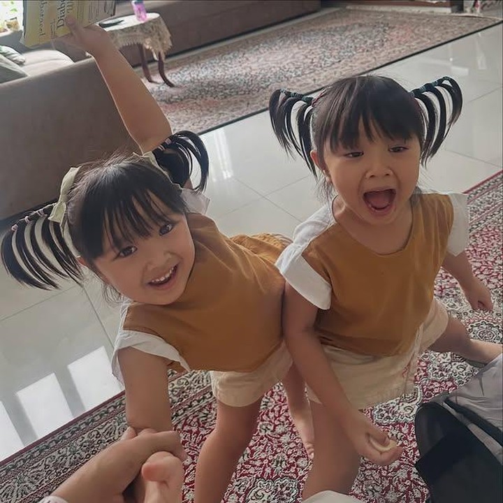 <p>Kimi dan Kana selalu terlihat kompak. Banyak pula yang tak menyangka bahwa anak kembar Zivanna kini tumbuh begitu cepat. Seperti komentar dari Instagram <em>rhs****</em> yang mengatakan, "Ah tak terasaaaa...jangan cepet gede doong...duo cimolss,". "<em>Masyallah</em> ga kerasa ya si kembar gumush ini sudah besar," tulis <em>@nis****</em>. "Belum bisa bedain sampe detik ini," tambah <em>@ima****</em>. (Foto: Instagram @zivannaletisha)</p>