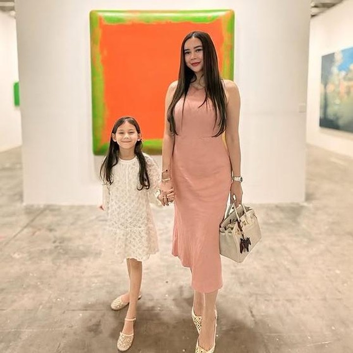 <p>Sang putri yang berwajah bule ini lahir pada tahun 2019 dan kini sudah menginjak usia enam tahun, Bunda. Menilik dari unggahannya di Instagram, Aura Kasih kerap membagikan momennya bersama sang putri. (Foto: Instagram @aurakasih)</p>