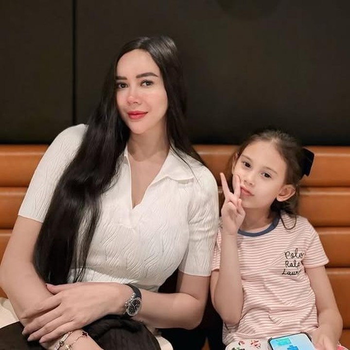<p>Pasca bercerai dengan Eryck Amaral, Aura Kasih kini menjalani hidupnya bersama putri semata wayangnya yang bernama Arabella W Amaral. Ia pun terlihat semakin tegar menjalani perannya sebagai<em> single parent</em>. (Foto: Instagram @aurakasih)</p>