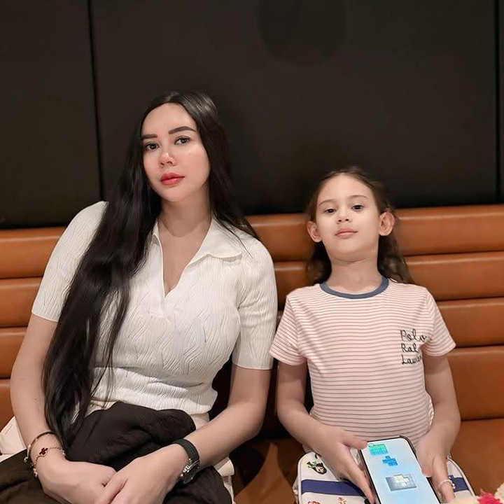 <p>Meski tengah disibukkan dengan berbagai kegiatan, perempuan berusia 38 tahun ini selalu berusaha meluangkan waktunya untuk menemani putri semata wayangnya.&nbsp;Baginya, kebersamaan dengan Arabella merupakan hal yang tak tergantikan. (Foto: Instagram @aurakasih)</p>