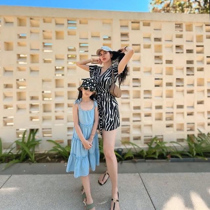 <p>Seperti yang terlihat dalam potretnya ini, Aura Kasih tampak menikmati liburannya di Bali bersama Arabella. Meski hanya pergi berdua, momen itu tetap terasa menyenangkan berkat kehadiran sang putri. (Foto: Instagram @aurakasih)</p>