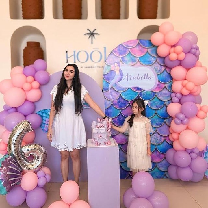 <p>Memiliki seorang putri, Aura Kasih tampaknya selalu berusaha memberikan yang terbaik untuknya, Bunda. Hal ini terlihat saat ia merayakan ulang tahun Arabella yang keenam pada Juni 2025. Perayaan ulang tahunnya dibuat istimewa dengan tema putri duyung. "Selamat ulang tahu Arabella," tulis Aura Kasih lewat unggahannya di Instagram. (Foto: Instagram @aurakasih)</p>