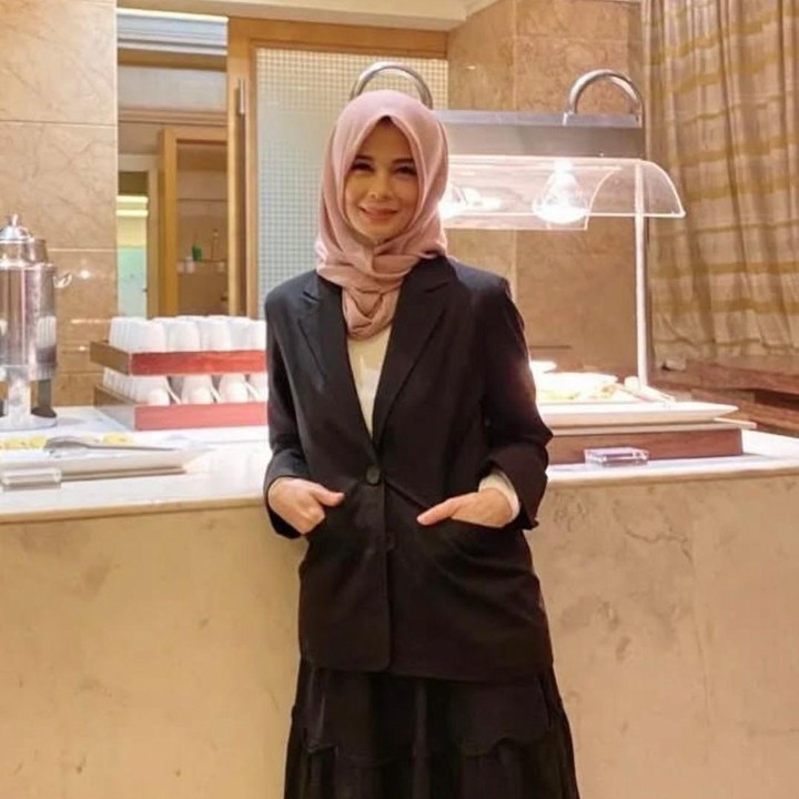 <p>Perempuan kelahiran&nbsp;1978 ini mengawali kariernya di dunia hiburan lewat pemilihan Gadis Sampul pada tahun 1993. Ia juga pernah berjaya sebagai bintang sinetron di era 90-an, Bunda. (Foto: Instagram @jihanfahirareal)</p>