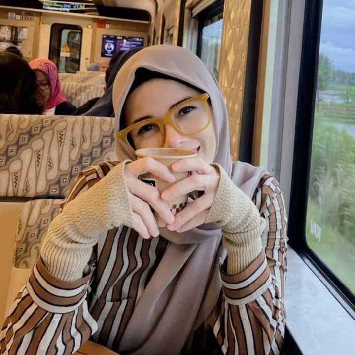 <p>Nama Jihan Fahira tampaknya sudah tak asing lagi bagi para pencinta sinetron Tanah Air. Lama tak aktif di dunia hiburan, istri Primus Yustisio ini kini terjun di dunia politik, Bunda. (Foto: Instagram @jihanfahirareal)</p>