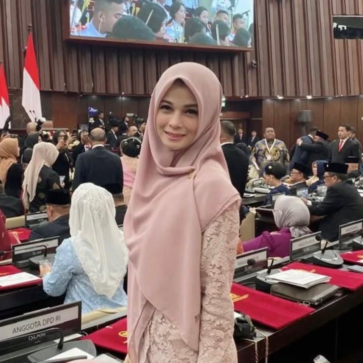 <p>Namun kini, Jihan memutuskan untuk beralih profesi ke bidang politik.&nbsp;Mengikuti jejak sang suami yang berprofesi di bidang yang sama, kini ia disibukkan dengan perannya sebagai anggota DPD RI Dapil Jawa Barat, Bunda. (Foto: Instagram @jihanfahirareal)</p>