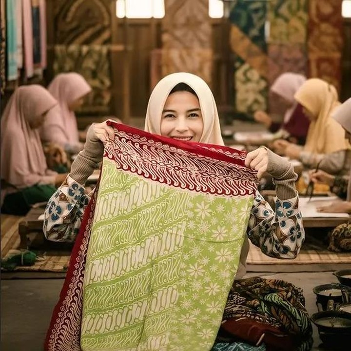 <p>Melalui unggahannya di Instagram, perempuan berusia 47 tahun ini kerap membagikan kegiatannya di lapangan. Seperti dalam potretnya ini, ia tampak mengunjungi kota Cirebon untuk melihat proses pembuatan batik. "Dari jaman baheula sudah cinta batik dan sampai sekarang masih cinta batik, batik dari seluruh tanah air cantik2 dan indah. Tapi kali ini lagi Cirebonan dulu," tulis Jihan lewat Instagramnya. (Foto: Instagram @jihanfahirareal)</p>
