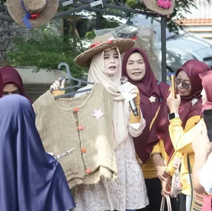 <p>Dalam unggahan lainnya, Jihan berkesempatan mengunjungi salah satu pelaku UMKM di Gunung Sindur, Bunda. Melihat momen tersebut, banyak netizen yang ikut merasa bangga. "Mantap bu selalu antusias mendukung dan mendorong tumbuhnya UMKM di Jawa Barat," tutur <em>@hen****</em>. "Menyala Bu dewan," kata <em>@aci****.</em> "<em>MasyaAllah tabarakallah</em> barokah dan sukses," tambah<em> @din****</em>. (Foto: Instagram @jihanfahirareal)</p>