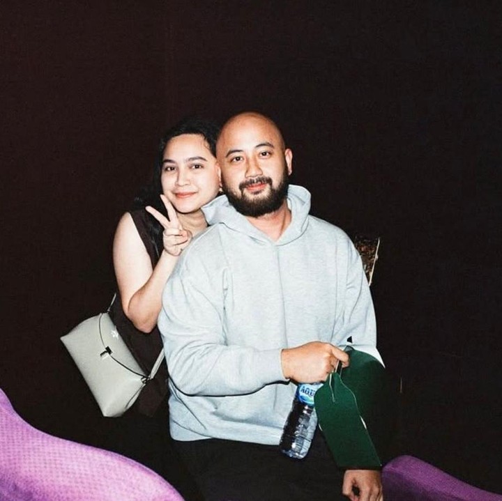 <p>Artis cantik ini diketahui menikah dengan&nbsp;suaminya pada 12 November 2022. Kini, mereka telah mengarungi bahtera rumah tangganya selama empat tahun dan selalu tampil mesra, Bunda. (Foto: Instagram @auroramanda95)</p>