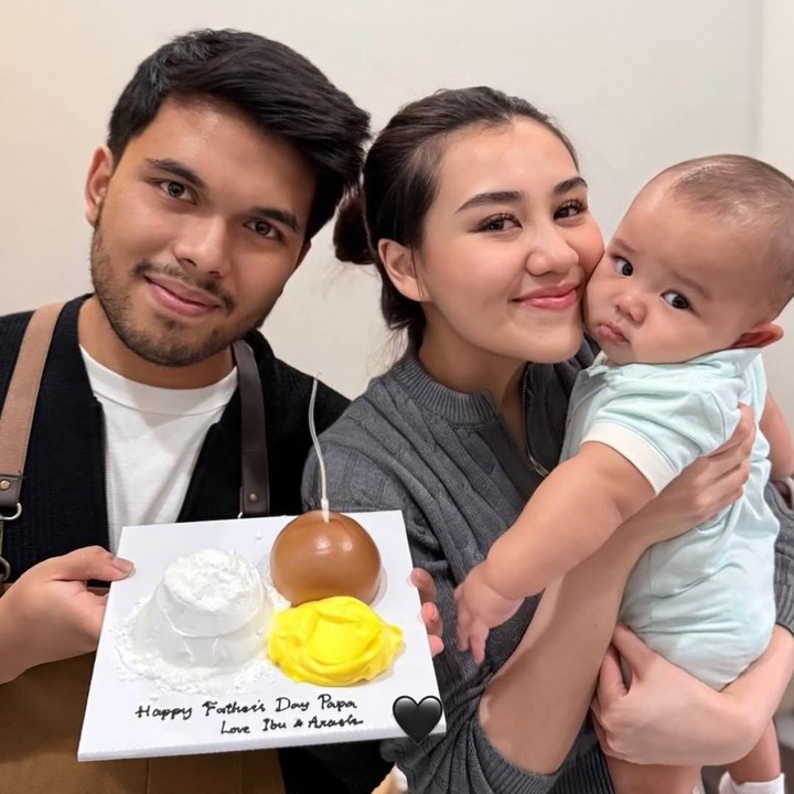 <p>Thariq Halilintar merayakan momen Hari Ayah untuk pertama kali sejak dikaruniai anak pertamanya, Ahmad Arash Omara Thariq. Di hari spesial ini, Thariq mendapatkan kejutan kue dari istrinya Aaliyah Massaid, Bunda. Aaliyah mem-<em>posting</em> momen spesial itu di akun Instagram miliknya. "<em>Happy fathers day</em> papaa @thariqhalilintar We love u," tulis Aaliyah dalam fotonya bersama sang suami dan putra semata wayang. (Foto: Instagram @aaliyah.massaid)</p>