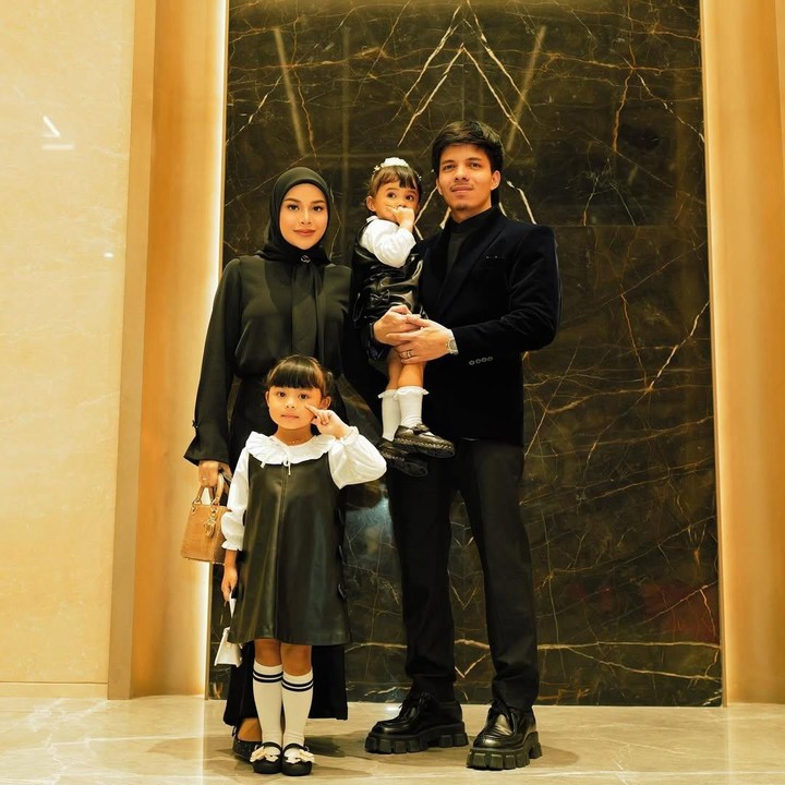 <p>Bunda artis lain yang merayakan Hari Ayah adalah Aurel Hermansyah. Perempuan 27 tahun ini mem-<em>posting</em> ulang unggahan suaminya Atta Halilintar untuk mengucapkan selamat Hari Ayah. Di foto ini, keduanya berpose bersama dua putri kecil mereka, Ameena dan Azura. "<em>Happy father's day papa</em> @attahalilintar," tulis Aurel. (Foto: Instagram @aurelie.hermansyah)</p>