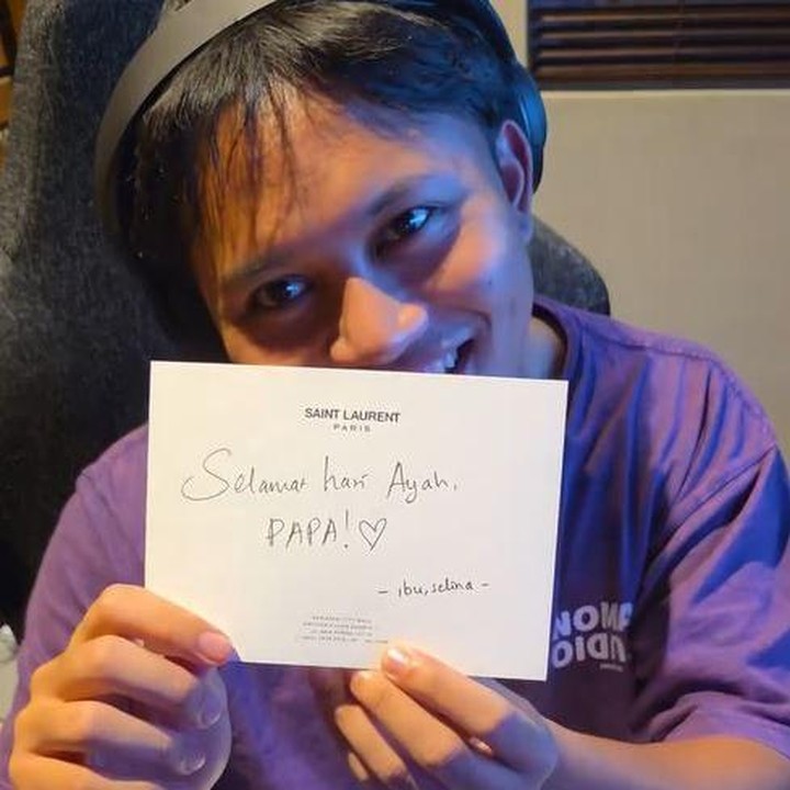 <p>Penyanyi Mahalini memberikan kejutan manis untuk suaminya Rizky Febian di Hari Ayah. Pelantun lagu <em>Sial</em> ini memberikan kado dengan kartu bertuliskan ucapan manis, "Selamat hari Ayah PAPA." Dalam kartu ucapan itu, Mahalini juga menuliskan namanya dan sang putri sebagai pemberi hadiah. "ibu, selina," tulisnya. Momen Hari Ayah ini menjadi begitu spesial karena menjadi yang pertama bagi Rizky Febian, Bunda. (Foto: Instagram @mahaliniraharja)</p>