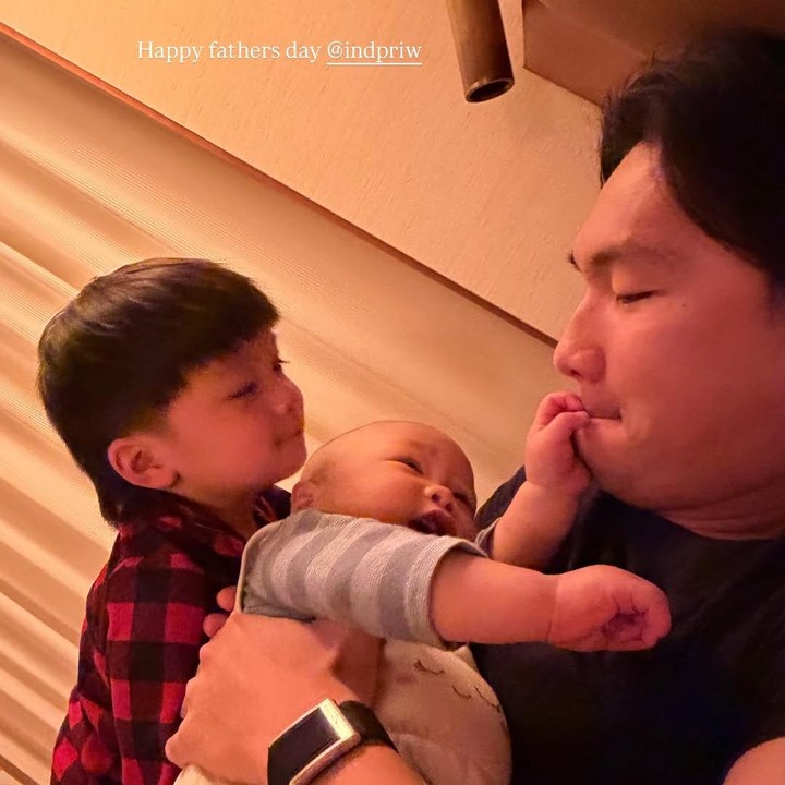 <p>Bunda dua anak, Nikita Willy, ikut merayakan Hari Ayah untuk suaminya Indra Priawan. Melalui unggahan di Instagram Stories, Nikita Willy mem-posting foto sang suami yang tengah bermain dengan kedua putra mereka, Issa dan Nael. "<em>Happy fathers day</em> @indpriw," tulis bintang film <em>Rasuk 2</em> ini di unggahan tersebut. (Foto: Instagram @nikitawillyofficial94)</p>