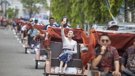 FOTO: Prabowo Bagikan 2.000 Becak Listrik untuk Lansia