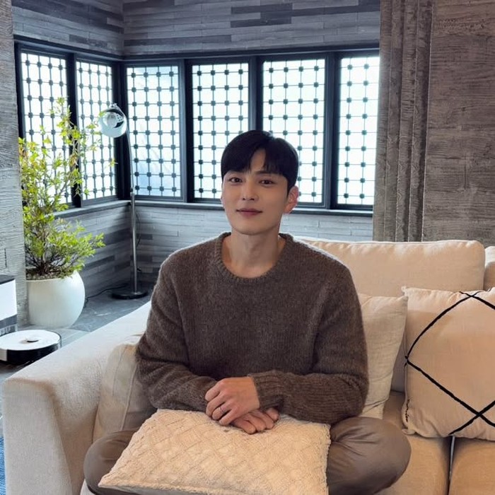 Berbeda dengan karakternya yang red flag dalam serial As You Stood By, Jang Seung Jo justru family man di kehidupan asli. Pernikahannya seolah memberikan energi di tengah penatnya dunia hiburan./ Foto: instagram.com/ssangear1004