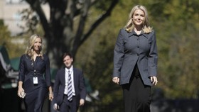 White House Press Secretary Karoline Leavitt (C) walks to speak to the press outside the West Wing at the White House on October 16, 2025 in Washington, DC. (Photo by Oliver Contreras / AFP)