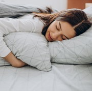 3 Ciri Kepribadian Orang yang Suka Tidur Sambil Peluk Guling Menurut Psikologi