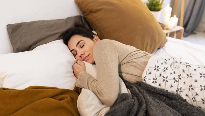 Kebiasaan memeluk guling saat tidur bisa jadi bentuk pertahanan diri yang diaktifkan kembali dari masa kecil, terutama saat kamu merasa sedang stres atau kesulitan menghadapi tekanan hidup. Ini juga bisa menjadi cara bagimu untuk terhubung dengan 