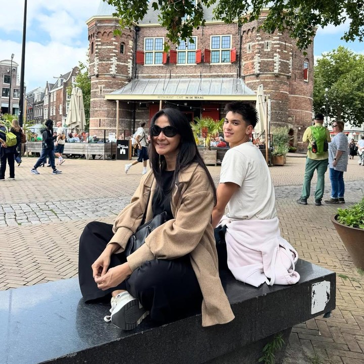 <p>Putra semata wayang Maudy Koesnaedi, Eddy Maliq Meijer, sudah tumbuh menjadi remaja yang tampan. Setelah lulus SMA, Eddy memutuskan untuk menempuh pendidikan di salah satu perguruan tinggi di Belanda. Eddy sendiri memiliki darah keturunan Belanda dari ayahnya Erik Meijer. (Foto: Instagram @eddy_mm/ @maudykoesnaedi)</p>