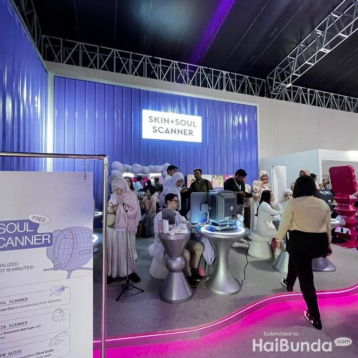 <p>Para pengunjung yang hadir dapat menikmati berbagai aktivitas menarik yang dapat dieksplorasi<em>. </em>Salah satunya adalah Skin + Soul Scanner yang menghadirkan sesi konsultasi pengunjung untuk memahami kondisi kulit bersama dermatologis, sekaligus mengenal kepribadian diri melalui analisis psikologis.&nbsp;(Foto: Amira Salsabila Aprilia)</p>