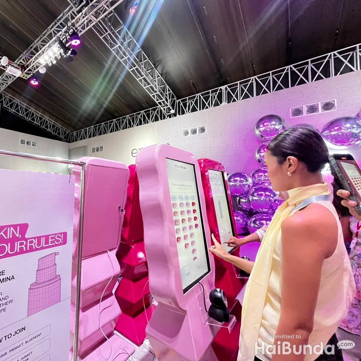 <p>Oleh karena itu, <em>Emina Beauty Co-Lab</em> hadir sebagai ruang kolaboratif bagi generasi muda untuk eksplorasi dan menemukan solusi. &ldquo;Kami ingin menghadirkan ruang bagi mereka untuk bereksplorasi, berkreasi, dan menemukan solusi yang paling sesuai dengan diri mereka,&rdquo; ujar Youth &amp; Emerging Segment and Marketing Experience Group Head ParagonCorp, Riescha Putri Gayatri, Kamis (13/11/2025).&nbsp;(Foto: Amira Salsabila Aprilia)</p>