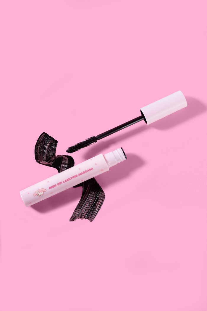 Maskara dengan dual finish yang menghadirkan efek bulu mata lebih bervolume dan panjang secara instan.