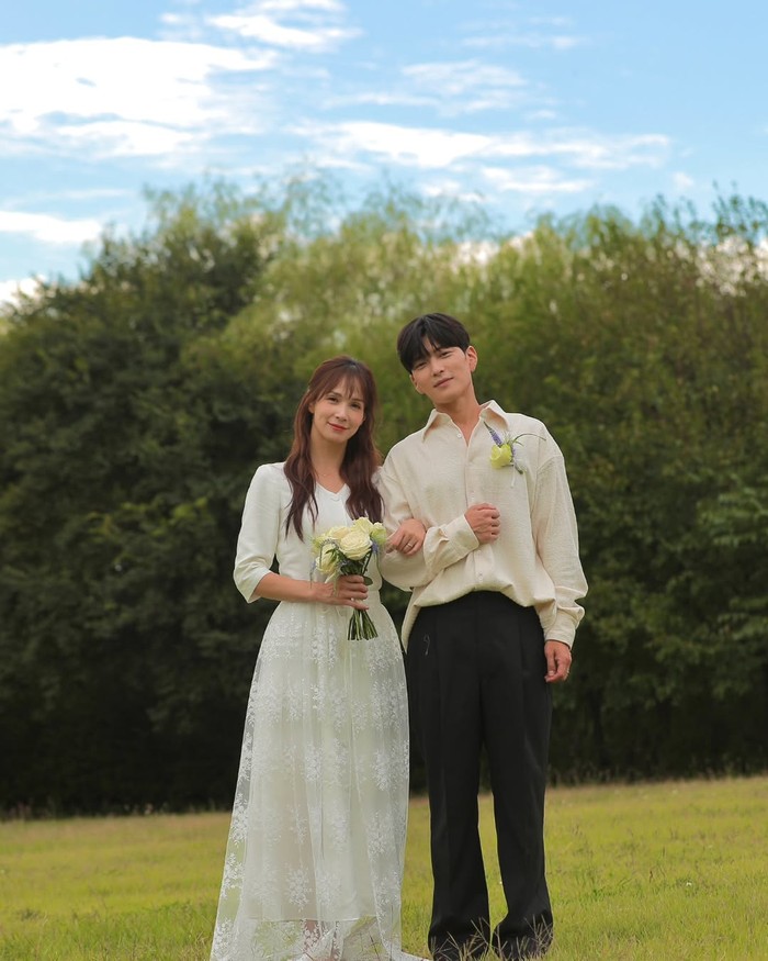 Hitungan bulan setelah debut, sang aktor memutuskan menikah dengan mantan member grup The Grace yaitu Lina. Dari pernikahan yang telah berjalan 11 tahun tersebut, keduanya dikaruniai dua orang anak./ Foto: instagram.com/ssangear1004