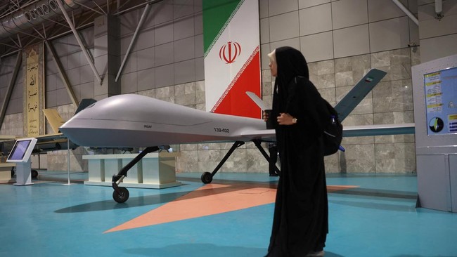 Militer Kuwait mengatakan pertahanan udara mereka menghadapi serangan rudal dan drone Iran yang menyasar pangkalan udara Amerika Serikat (AS).  via REUTERS