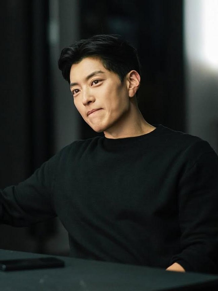 Belakangan ini, nama Jang Seung Jo tengah hangat diperbincangkan bersamaan dengan comeback aktingnya di serial Netflix, As You Stood By./ Foto: instagram.com/ssangear1004