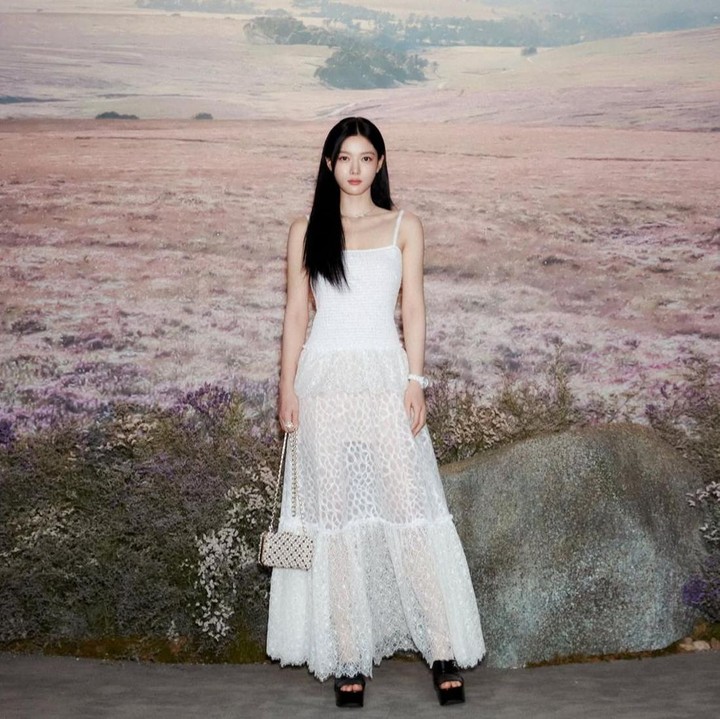 <p>Hal ini diketahui langsung melalui berbagai unggahan di Instagram pribadinya. Ia kerap mengunggah outfit-nya saat menghadiri berbagai acara.&nbsp;Misalnya saja seperti foto berikut ini, Ia tampil menawan mengenakan <em>dress </em>putih lengan pendek saat menghadiri acara CHANEL High Jewelry pada 2023 lalu.&nbsp;(Foto: Instagram @you_r_love)</p>